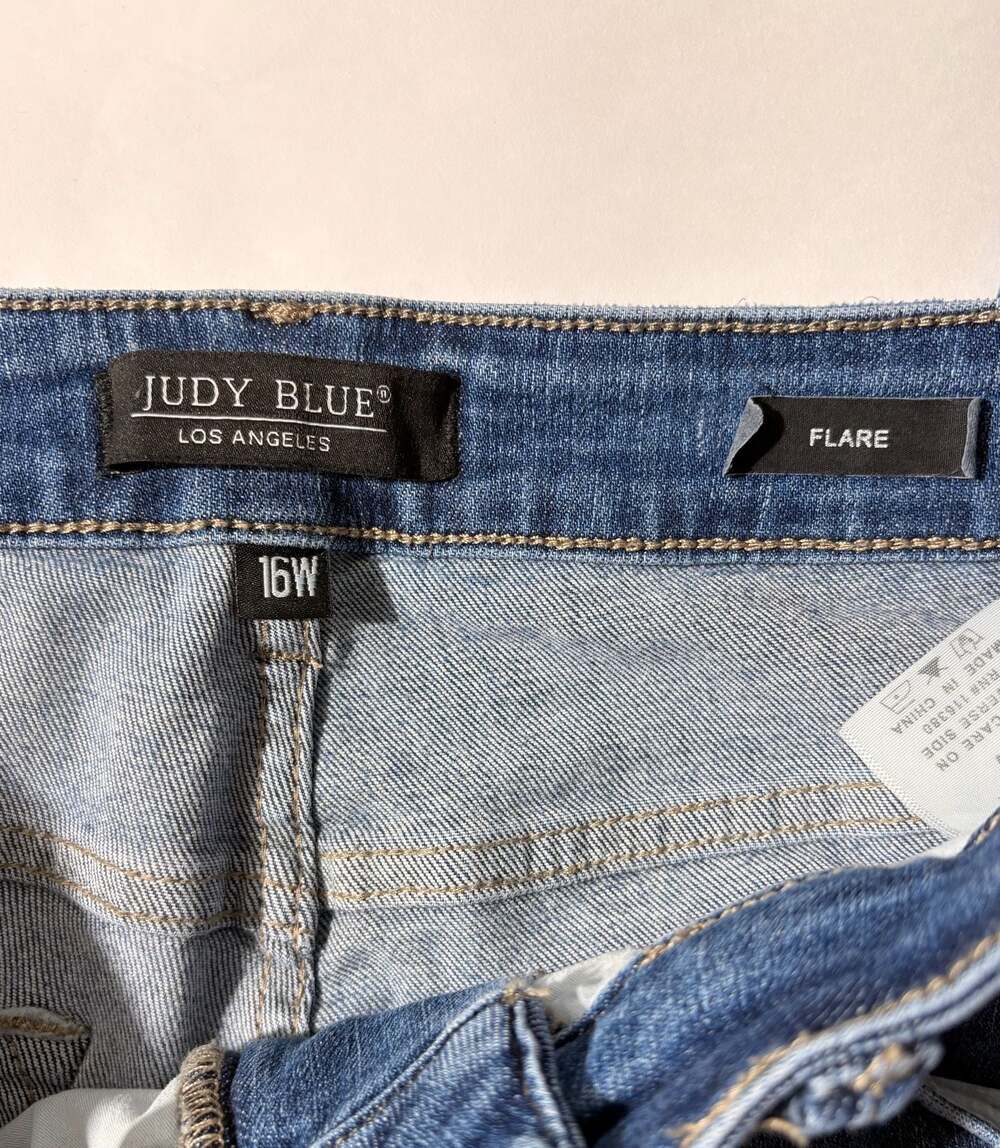 Judy Blue women’s Mid-Rise Raw Hem Flare Leg Denim Jeans Size 16W - Picture 3 of 11